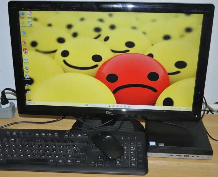 Комплект ПК: HP ProDesk 600 G4 Desktop Mini USFF / Intel Core i3-8100T (4 ядра по 3.1 GHz) / 8 GB DDR4 / 240 GB SSD / Intel UHD Graphics 630 / Wi-Fi + Монітор Б-клас AOC 2236Vwa / 22" (1920x1080) TN / VGA + Windows 11 Pro б/в - зображення 2