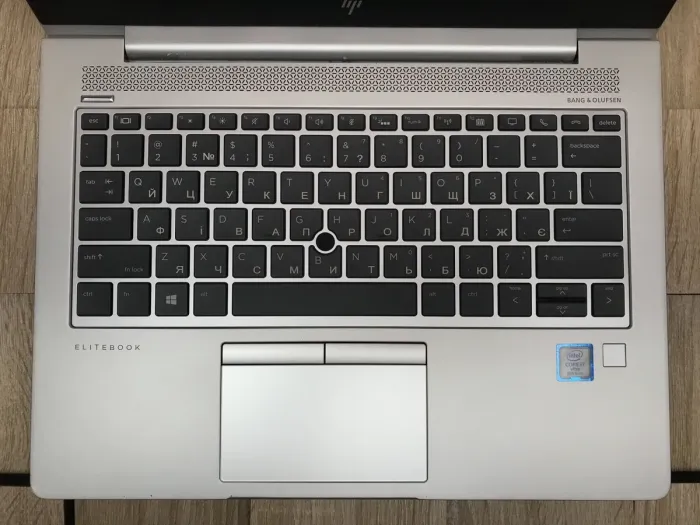 Ультрабук Б-клас HP EliteBook 830 G5 / 13.3" (1920x1080) IPS / Intel Core i7-8650U (4 (8) ядра по 1.9 - 4.2 GHz) / 8 GB DDR4 / 256 GB SSD M.2 / Intel UHD Graphics 620 / WebCam / USB 3.1 / HDMI б/в - зображення 4