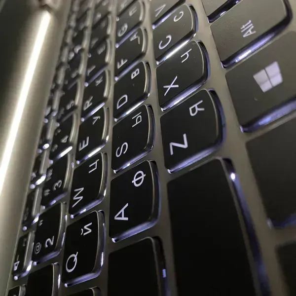 Ноутбук-трансформер Б-клас Lenovo Yoga 730-15IKB / 15.6" (1920x1080) IPS Touch / Intel Core i5-8250U (4 (8) ядра по 1.6 - 3.4 GHz) / 16 GB DDR4 / 512 GB SSD / nVidia GeForce GTX 1050, 4 GB GDDR5, 128-bit / WebCam / TouchID б/в - зображення 6