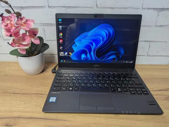 Ультрабук Б-клас Fujitsu LifeBook U938 / 13.3" (1920x1080) TN / Intel Core i5-8350U (4 (8) ядра по 1.7 - 3.6 GHz) / 8 GB DDR4 / 128 GB SSD / Intel UHD Graphics 620 / WebCam / Без АКБ б/в - зображення 2