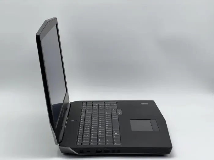 Ігровий ноутбук Dell Alienware 17 R2 / 17.3" (1920x1080) IPS / Intel Core i7-4720HQ (4 (8) ядра по 2.6 - 3.6 GHz) / 16 GB DDR4 / 480 GB SSD / nVidia GeForce GTX 980M, 4 GB GDDR5, 256-bit / WebCam б/в - зображення 3