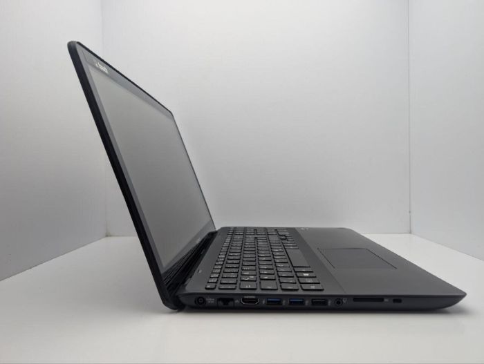 Ноутбук Sony SVF15 / 15.6" (1366x768) TN Touch / Intel Core i5-3337U (2 (4) ядра по 1.8 - 2.7 GHz) / 8 GB DDR3 / 240 GB SSD / Intel HD Graphics 4000 / WebCam / DVD-ROM б/в - зображення 4