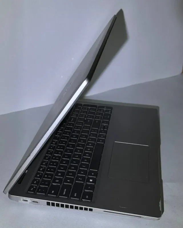 Ультрабук Б-клас Dell Latitude 5520 / 15.6" (1920x1080) IPS / Intel Core i5-1145G7 (4 (8) ядра по 2.6 - 4.4 GHz) / 16 GB DDR4 / 256 GB SSD / Intel Iris Xe Graphics / WebCam / Win 11 Pro б/в - зображення 5