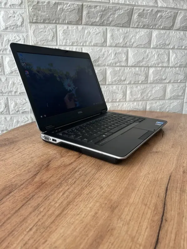 Ноутбук Б-клас Dell Latitude E6440 / 14" (1366x768) TN / Intel Core i5-4300M (2 (4) ядра по 2.6 - 3.3 GHz) / 8 GB DDR3 / 240 GB SSD / Intel HD Graphic 4600 / VGA б/в - зображення 4