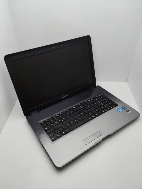 Ноутбук Б-клас Medion Akoya P7624 / 17.3" (1600х900) TN / Intel Core i3-2350M (2 (4) ядра по 2.3 GHz) / 6 GB DDR3 / 500 GB HDD / nVidia GeForce GT 630M, 1 GB DDR3, 128-bit / WebCam б/в - зображення 3
