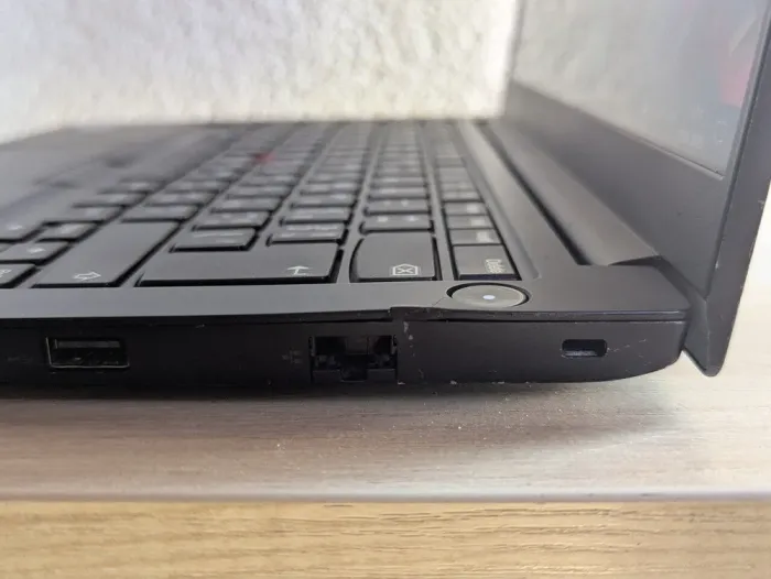 Ультрабук Б-клас Lenovo ThinkPad E14 Gen 2 / 14" (1920x1080) IPS / Intel Core i3-1115G4 (2 (4) ядра по 1.7 - 4.1 GHz) / 16 GB DDR4 / 256 GB SSD M.2 / Intel UHD Graphics / WebCam б/в - зображення 4