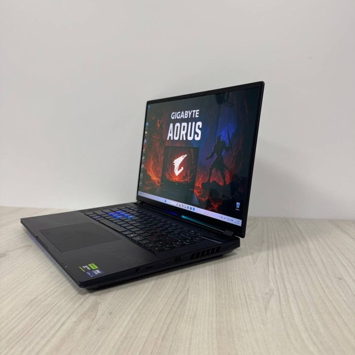Ігровий ноутбук Б-клас Gigabyte Aorus Master 16 BZH / 16" (2560x1600) IPS / Intel Core Ultra 9 275HX (24 ядра по 2.1 - 5.4 GHz) / 32 GB DDR5 / 2000 GB SSD NVMe / nVidia GeForce RTX 5090, 24 GB GDDR7, 256-bit / WebCam б/в - зображення 5