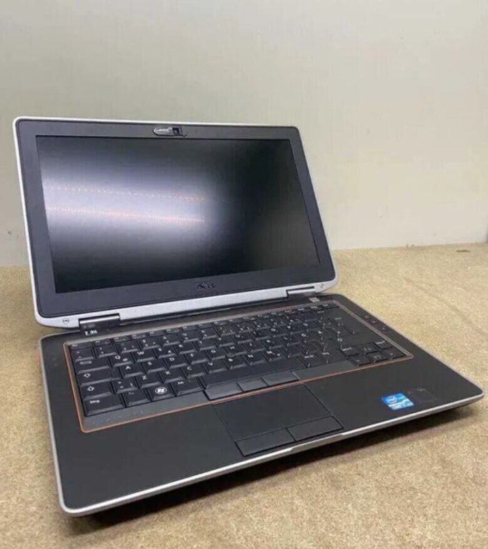 Ультрабук Б-клас Dell Latitude E6320 / 13.3" (1366x768) TN / Intel Core i5-2520M (2 (4) ядра по 2.5 - 3.2 GHz) / 16 GB DDR3 / 240 GB SSD / Intel HD Graphics 3000 / WebCam б/в - зображення 3