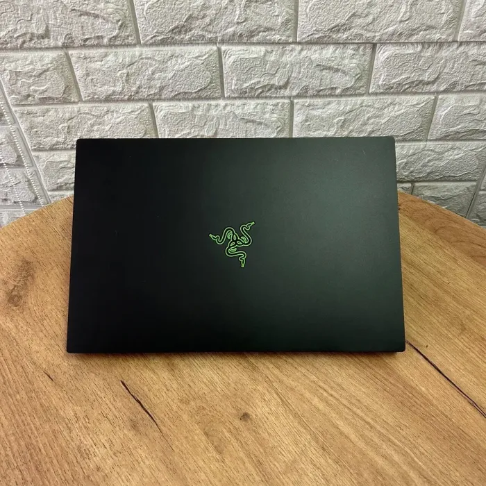 Ігровий ноутбук Б-клас Razer Blade 15 RZ09-0300 / 15.6" (1920x1080) IPS / Intel Core i7-9750H (6 (12) ядер по 2.6 - 4.5 GHz) / 16 GB DDR4 / 128 GB SSD M.2 + 1000 GB HDD / nVidia GeForce RTX 2060, 6 GB GDDR6, 192-bit / WebCam б/в - зображення 3