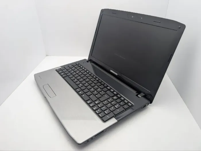Ноутбук Medion Akoya P6812 / 15.6" (1366x768) TN / Intel Core i3-2330M (2 (4) ядра по 2.2 GHz) / 6 GB DDR3 / 500 GB HDD / nVidia GeForce GT 555M, 1 GB GDDR3, 128-bit / WebCam / DVD-ROM б/в - зображення 7