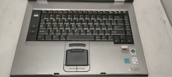 Ноутбук Toshiba Tecra A8 / 15.4" (1280x800) TN / Intel Core 2 Duo T5500 (2 ядра по 1.66 GHz) / 4 GB DDR2 / 160 GB HDD / Intel GMA 950 Graphics / Без АКБ б/в - зображення 3