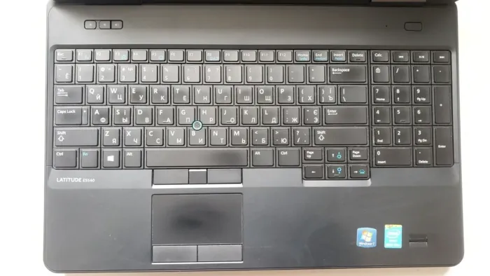 Ноутбук Б-клас Dell Latitude E5540 / 15.6" (1920x1080) TN / Intel Core i7-4600U (2 (4) ядра по 2.1 - 3.3 GHz) / 8 GB DDR3 / 200 GB SSD + 500 GB HDD / nVidia GeForce GT 720M, 2 GB GDDR3, 64-bit / WebCam / DVD-ROM б/в - зображення 3