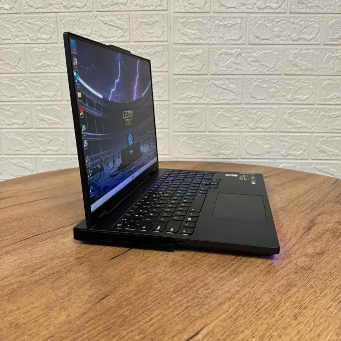 Ігровий ноутбук Lenovo Legion Pro 7 16IRX8H / 16" (2560x1600) IPS / Intel Core i9-13900HX (24 (32) ядра по 3.9 - 5.4 GHz) / 32 GB DDR5 / 1000 GB SSD NVMe / nVidia GeForce RTX 4080, 12 GB GDDR6, 192-bit / WebCam б/в - зображення 4