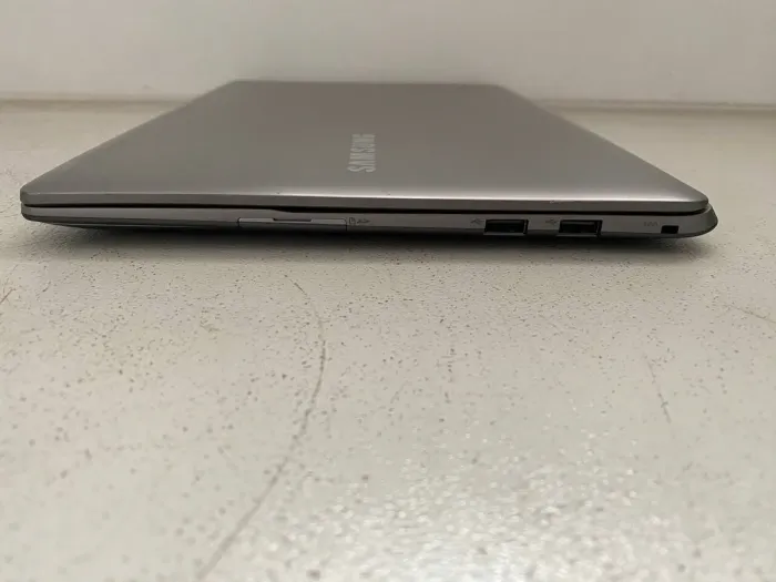 Ноутбук Б-клас Samsung NP740U3E / 13.3" (1920x1080) TN Touch / Intel Core i5-3337U (2 (4) ядра по 1.8 - 2.7 GHz) / 8 GB DDR3 / 128 GB SSD / Intel HD Graphics 4000 / WebCam / HDMI б/в - зображення 4