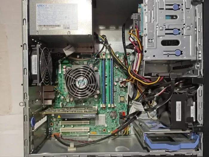 Робоча станція Lenovo ThinkStation E31 Tower / Intel Xeon E3-1230 v2 (4 (8) ядра по 3,3 - 3,7 ГГц) / 10 ГБ DDR3 / 240 ГБ SSD + 200 ГБ HDD / nVidia NVS 300, 512 МБ DDR3, 64-біт б/в - зображення 6