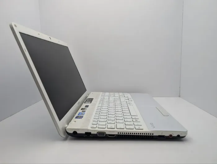 Ноутбук Sony VPC-EH / 15.6" (1366x768) TN / Intel Core i3-2350M (2 (4) ядра по 2.3 GHz) / 6 GB DDR3 / 640 GB HDD / nVidia GeForce 410M, 1 GB GDDR3, 64-bit / WebCam б/в - зображення 4