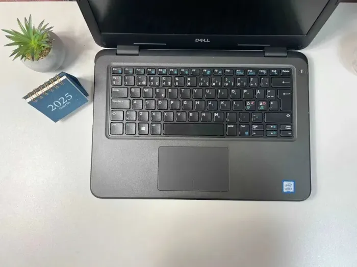 Ультрабук Dell Latitude 3310 / 13.3" (1366x768) TN / Intel Core i5-8265U (4 (8) ядра по 1.6 - 3.9 GHz) / 8 GB DDR4 / 256 GB SSD / Intel UHD Graphics / WebCam / Win 10 Pro б/в - зображення 3