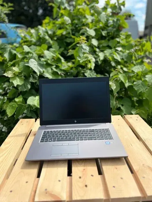 Мобільна робоча станція HP ZBook 17 G5 / 17.3" (1920x1080) IPS / Intel Core i7-8850H (6 (12) ядер по 2.6 - 4.3 GHz) / 32 GB DDR4 / 512 GB SSD / nVidia Quadro P5200, 16 GB GDDR5, 256-bit / WebCam / Windows 10 Pro б/в - зображення 2