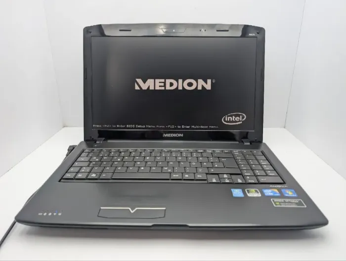 Ноутбук Medion Akoya P6624 / 15.6" (1366x768) TN / Intel Core i3-370M (2 (4) ядра по 2.4 - 2.5 GHz) / 6 GB DDR3 / 750 GB HDD / nVidia GeForce GT 425M, 1 GB GDDR3, 128-bit / WebCam / АКБ не тримає б/в - зображення 3