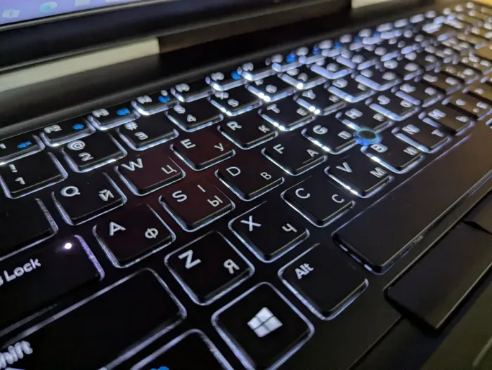 Ноутбук Dell Precision 7520 / 15.6" (1920x1080) IPS / Intel Xeon E3-1545M v5 (4 (8) ядра по 2.9 - 3.8 GHz) / 32 GB DDR4 / 480 GB SSD + 1000 GB HDD / nVidia Quadro M2200, 4 GB GDDR5, 128-bit / WebCam / TouchID / Windows 10 б/в - зображення 6