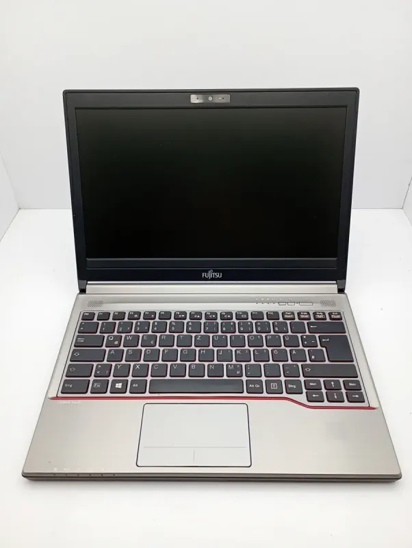 Ноутбук Fujitsu Lifebook E736 / 13.3" (1366x768) TN / Intel Core i5-6300U (2 (4) ядра по 2.4 - 3.0 GHz) / 4 GB DDR4 / 120 GB SSD / Intel HD Graphics 500 / WebCam б/в - зображення 2