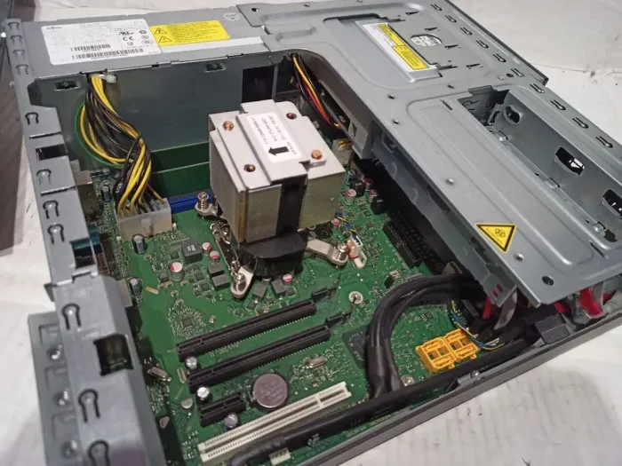 ПК Fujitsu Esprimo E900 E85+ SFF / Intel Core i5-2400 (4 ядра по 3.1 - 3.4 GHz) / 8 GB DDR3 / 500 GB HDD / Intel HD Graphics 2000 / DVD-ROM б/в - зображення 4