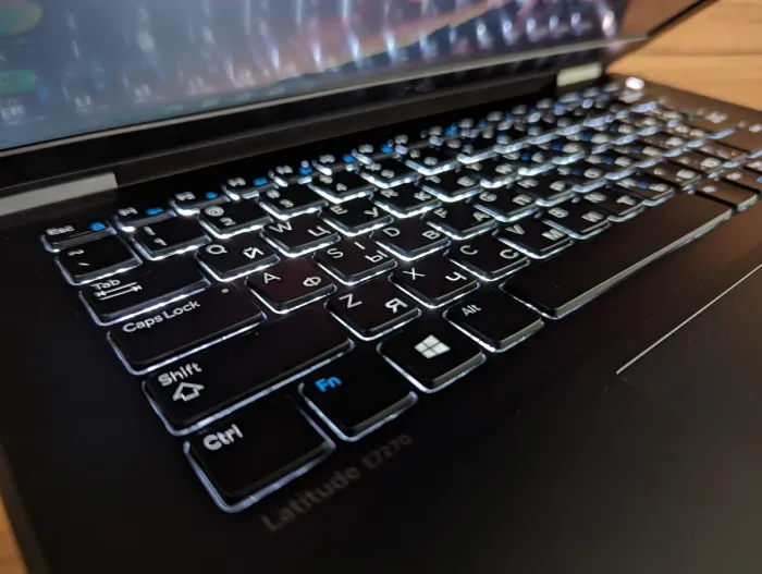 Нетбук Dell Latitude E7270 / 12.5" (1366x768) TN / Intel Core i7-6600U (2 (4) ядра по 2.6 - 3.4 GHz) / 8 GB DDR4 / 256 GB SSD / Intel HD Graphics 520 / WebCam / Fingerprint / Windows 10 б/в - зображення 6