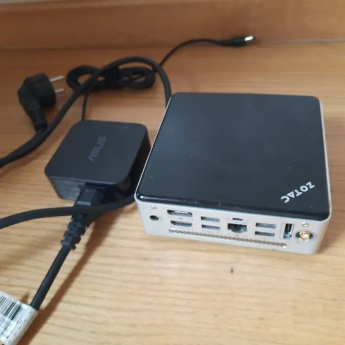 Неттоп Zotac ZBOX nano AD10 USFF / AMD E-350 (2 ядра по 1.6 GHz) / 4 GB DDR3 / 120 GB SSD / AMD Radeon HD 6310 / HDMI / DisplayPort / Wi-Fi / Блок живлення в комплекті б/в - зображення 3