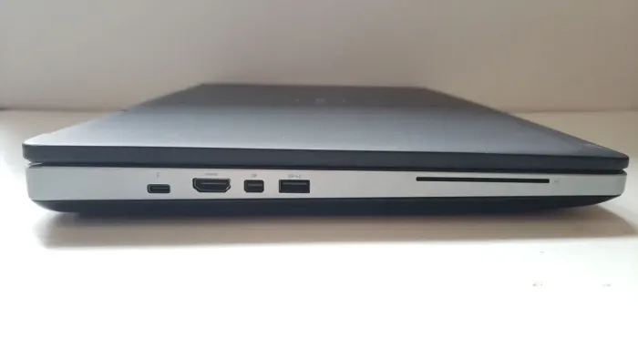 Мобільна робоча станція Dell Precision 7510 / 15.6" (3840x2160) IPS / Intel Core i7-6820HQ (4 (8) ядра по 2.7 - 3.6 GHz) / 32 GB DDR4 / 512 GB SSD + 500 GB HDD / AMD FirePro W5170M, 2 GB GDDR5, 128-bit / WebCam / Win 10 Pro б/в - зображення 3