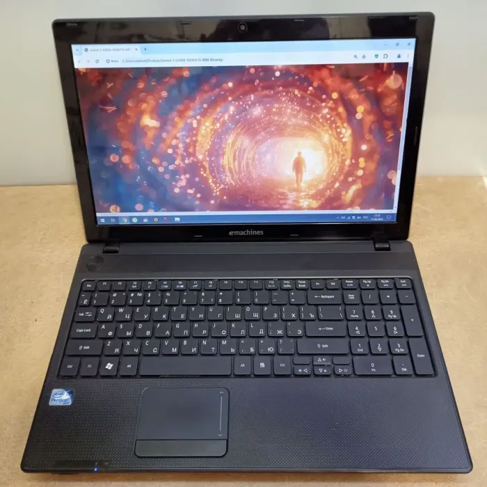 Ноутбук Б-клас Acer eMachines E729 / 15.6" (1366x768) TN / Intel Pentium P6200 (2 ядра по 2.13 GHz) / 4 GB DDR3 / 250 GB HDD / Intel HD Graphics 3000 / WebCam б/в - зображення 2