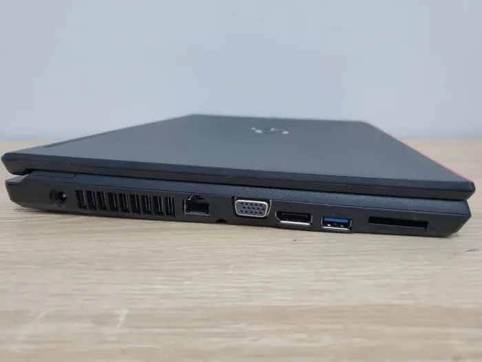 Ноутбук Fujitsu LifeBook E546 / 14" (1920x1080) IPS / Intel Core i5-6200U (2 (4) ядра по 2.3 - 2.8 GHz) / 8 GB DDR4 / 240 GB SSD / Intel HD Graphics 520 / WebCam / Win 10 + USB-мышь Frime FM001 NEW б/в - зображення 4