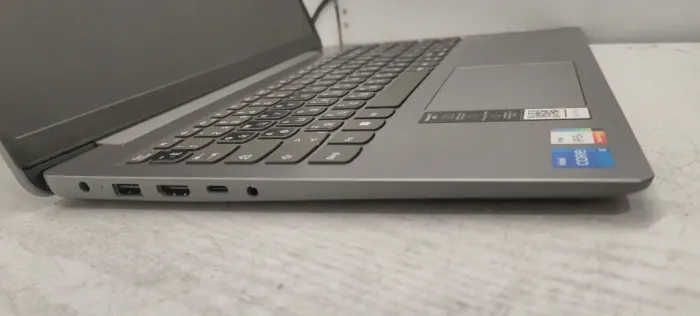 Ноутбук Б-клас Lenovo IdeaPad 3 15ITL6 / 15.6" (1920x1080) TN / Intel Core i5-1135G7 (4 (8) ядра по 2.4 - 4.2 GHz) / 16 GB DDR4 / 1000 GB SSD M.2 / Intel Iris Xe Graphics / АКБ NEW б/в - зображення 4