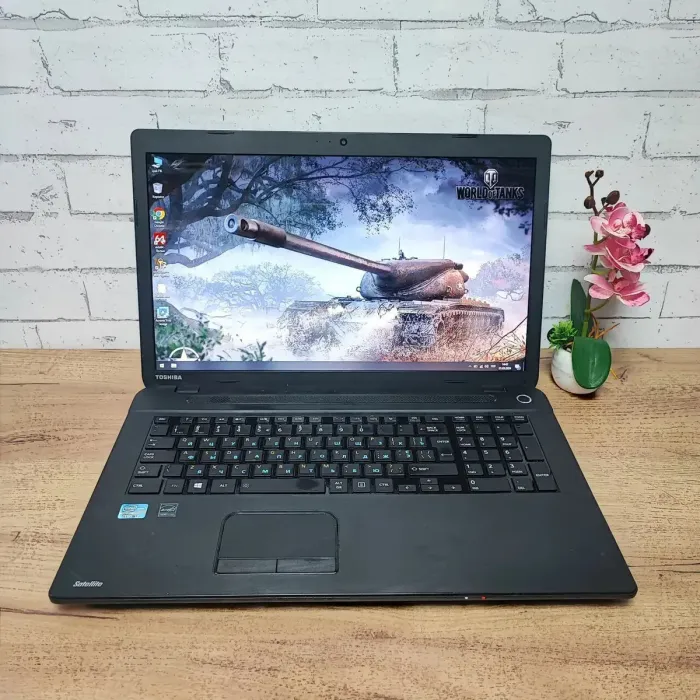 Ноутбук Toshiba Satellite C70-A-15G / 17.3" (1600x900) TN / Intel Core i3-3110M (2 (4) ядра по 2.4 GHz) / 8 GB DDR3 / 128 GB SSD / Intel HD Graphics 4000 / WebCam б/в - зображення 2