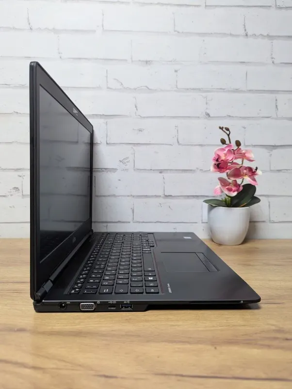 Ноутбук Fujitsu LifeBook U758 / 15.6" (1920x1080) TN / Intel Core i5-8350U (4 (8) ядра по 1.7 - 3.6 GHz) / 16 GB DDR4 / 256 GB SSD / Intel UHD Graphics 620 / WebCam / Без АКБ б/в - зображення 3