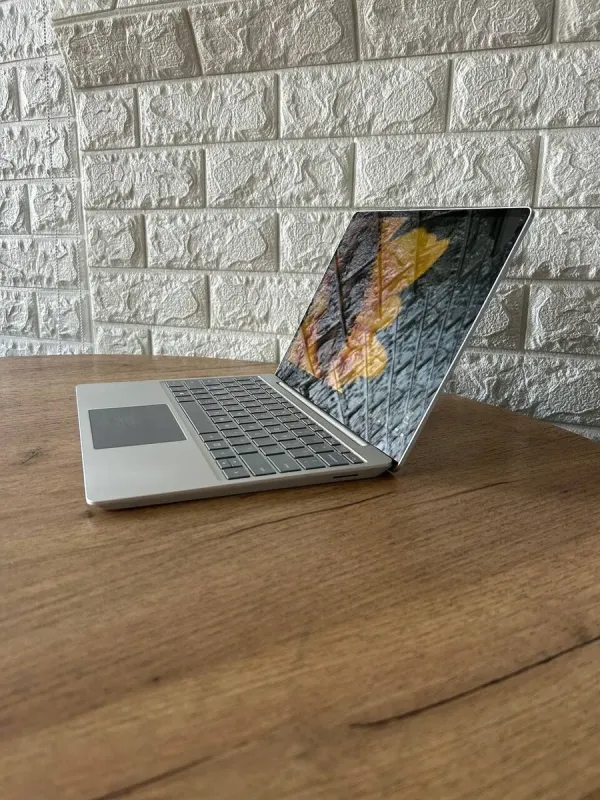 Нетбук Microsoft Surface Laptop Go / 12.4" (1536x1024) IPS Touch / Intel Core i5-1035G1 (4 (8) ядра по 1-3.6 GHz) / 8 GB DDR4 / 128 GB SSD M.2 / Intel UHD Graphics / WebCam б/в - зображення 5