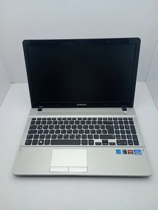 Ноутбук Samsung 300E / 15.6" (1366x768) TN / Intel Core i3-3120M (2 (4) ядра по 2.5 GHz) / 6 GB DDR3 / 500 GB HDD / Intel HD Graphics 4000 / WebCam б/в - зображення 2