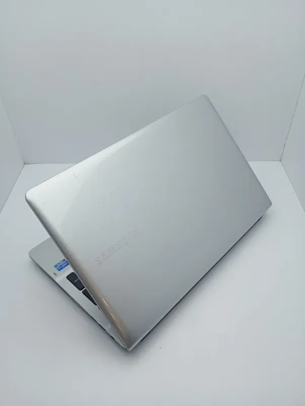 Ноутбук Samsung 300E / 15.6" (1366x768) TN / Intel Core i3-3120M (2 (4) ядра по 2.5 GHz) / 6 GB DDR3 / 500 GB HDD / Intel HD Graphics 4000 / WebCam б/в - зображення 8