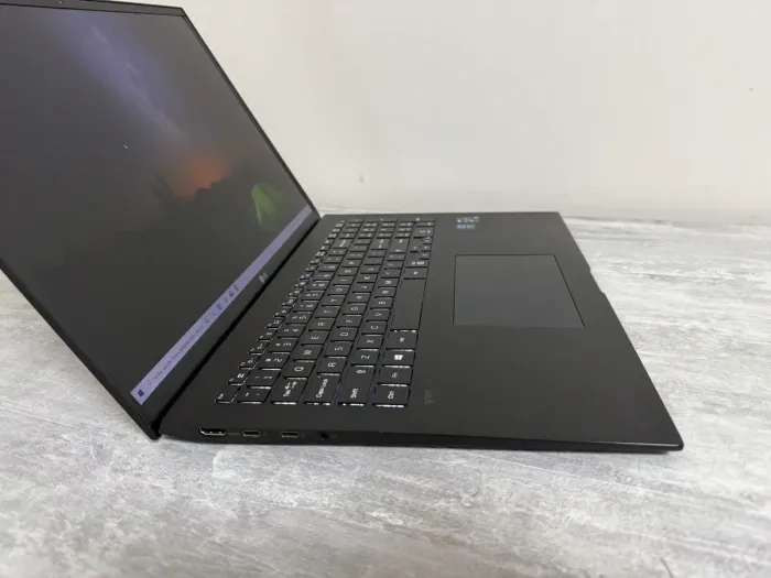 Ультрабук Б-клас LG Gram 17Z95P / 17" (2560x1600) IPS / Intel Core i7-1195G7 (4 (8) ядра по 2.9 - 5.0 GHz) / 16 GB DDR4 / 1000 GB SSD / Intel Iris Xe Graphics / WebCam / Win 11 Home б/в - зображення 4