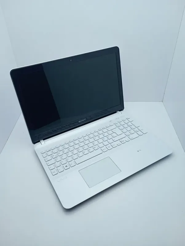 Ноутбук Sony SVF156 / 15.6" (1366x768) TN / Intel Pentium 2117U (2 ядра по 1.8 GHz) / 6 GB DDR3 / 500 GB HDD / Intel HD Graphics 2500 / WebCam б/в - зображення 3