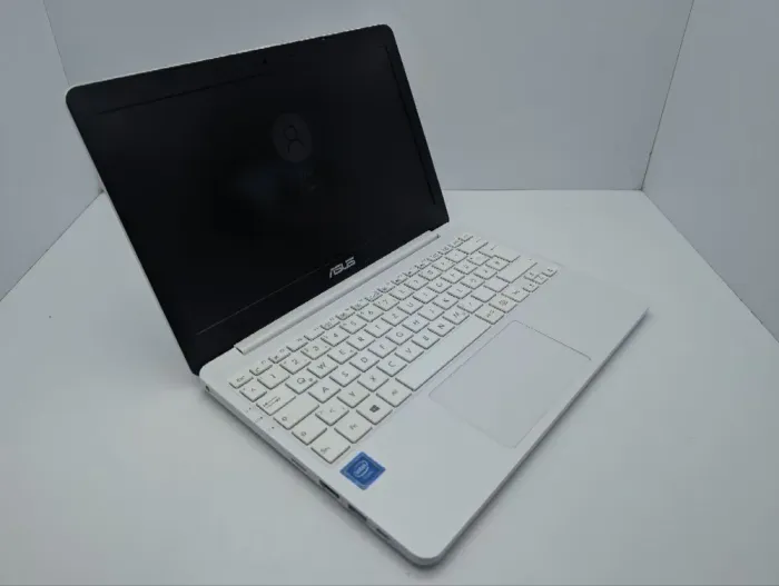 Нетбук Asus X207N / 11.6" (1366x768) TN / Intel Celeron N3350 (2 ядра по 1.1 - 2.4 GHz) / 2 GB DDR3 / 30 GB SSD / Intel HD Graphics 500 / WebCam б/в - зображення 6