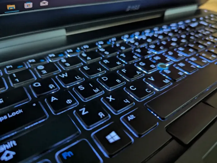 Мобільна робоча станція Dell Precision 7710 / 17.3" (3840x2160) IPS / Intel Core i7-6820HQ (4 (8) ядра по 2.7 - 3.6 GHz) / 64 GB DDR4 / 1000 GB SSD / nVidia Qua 256-bit / WebCam / Windows 10 б/в - зображення 6