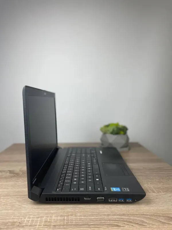 Ноутбук Toshiba Tecra A50-A / 15.6" (1366x768) TN / Intel Core i5-4200M (2 (4) ядра по 2.5 - 3.1 GHz) / 8 GB DDR3 / 240 GB SSD / Intel HD Graphics 4600 / WebCam / DVD-ROM / Win 10 б/в - зображення 4
