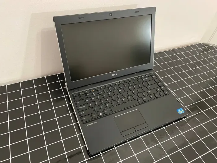Ультрабук Б-клас Dell Latitude 3330 / 13.3" (1366x768) TN / Intel Core i5-3337U (2 (4) ядра по 1.8 - 2.7 GHz) / 8 GB DDR3 / 240 GB SSD / Intel HD Graphics 4000 / WebCam / HDMI б/в - зображення 3