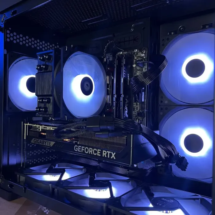 Збірка на замовлення: ігровий ПК AeroCool Dryft Mini Tower / AMD Ryzen 5 7500F (6 (12) ядер по 3,7 - 5,0 ГГц) / 32 ГБ DDR5 / 2000 ГБ SSD M.2 / nVidia GeForce RTX 5070, 12 ГБ GDDR7, 192-bit / 750 Вт - зображення 4