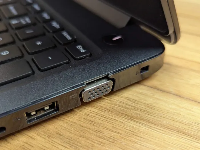 Ноутбук Б-клас Dell Latitude 3500 / 15.6" (1920x1080) IPS / Intel Core i5-8265U (4 (8) ядра по 1.6 - 3.9 GHz) / 16 GB DDR4 / 512 GB SSD / Intel UHD Graphics 620 / WebCam / Windows 10 б/у - зображення 3