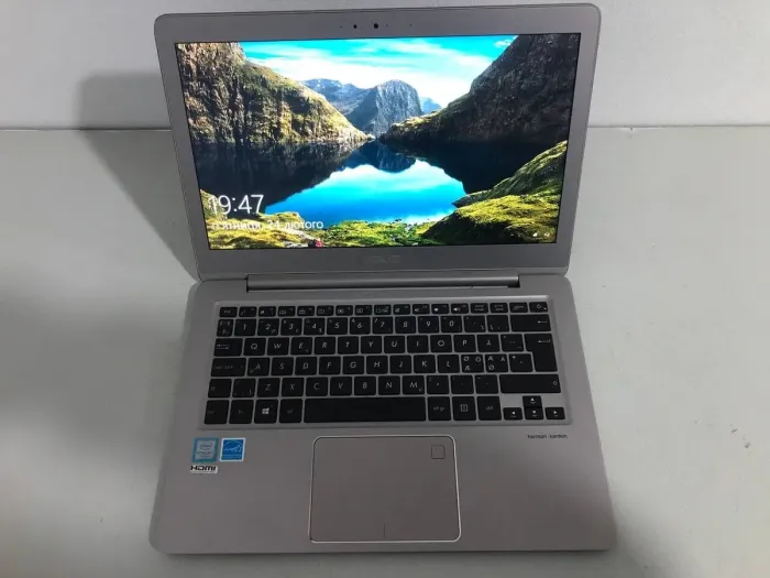 Ультрабук Asus ZenBook UX330C / 13.3" TN / Core m3-7Y30 (2(4) ядра по 1-2.6GHz) / 4GB DDR4 / 128 GB SSD / HD Graphics 615 / WebCam / Micro-HDMI б/в - зображення 2