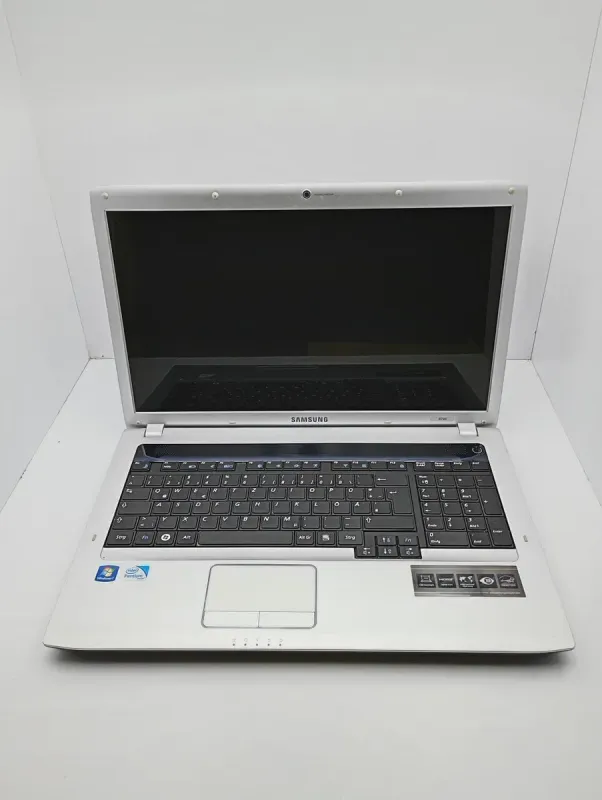 Ноутбук Samsung R730 / 17.3" (1600x900) TN / Intel Pentium T4300 (2 ядра по 2.1 GHz) / 6 GB DDR3 / 320 GB HDD / Intel GMA HD Graphics / WebCam б/в - зображення 2