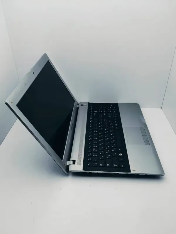 Ноутбук Samsung RV513 / 15.6" (1366x768) TN / AMD E-450 (2 ядра по 1.65 GHz) / 6 GB DDR3 / 320 GB HDD / AMD Radeon HD 6320 / WebCam б/в - зображення 5