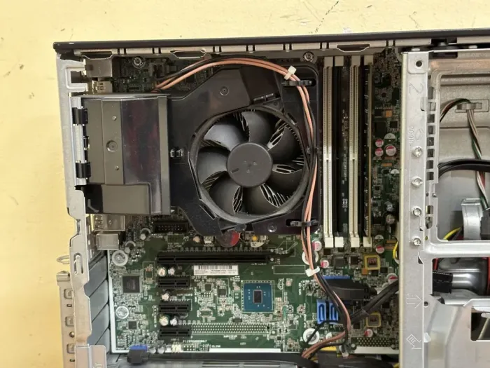 Комп'ютер HP ProDesk 600 G2 SFF / Intel Core i5-6400 (4 ядра по 2.7 - 3.3 GHz) / 8 GB DDR4 / 240 GB SSD / Intel HD Graphics 530 / 200W / DisplayPort б/в - зображення 6