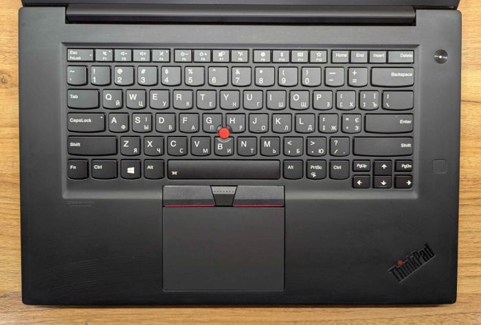 Мобільна робоча станція Lenovo ThinkPad P1 Gen 2 / 15,6" (1920x1080) IPS / Intel Core i7-9850H (6 (12) ядер по 2,6 - 4,6 ГГц) / 32 ГБ DDR4 / 512 ГБ SSD / nVidia Quadro T1000, 4 ГБ GDDR6, 128-біт / Веб-камера / Сканер відбитків пальців / Windows 10 б/в - зображення 3